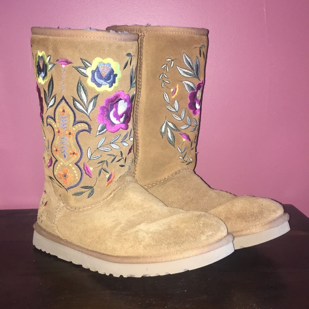 EMBROIDERED Size 9 UGGS!